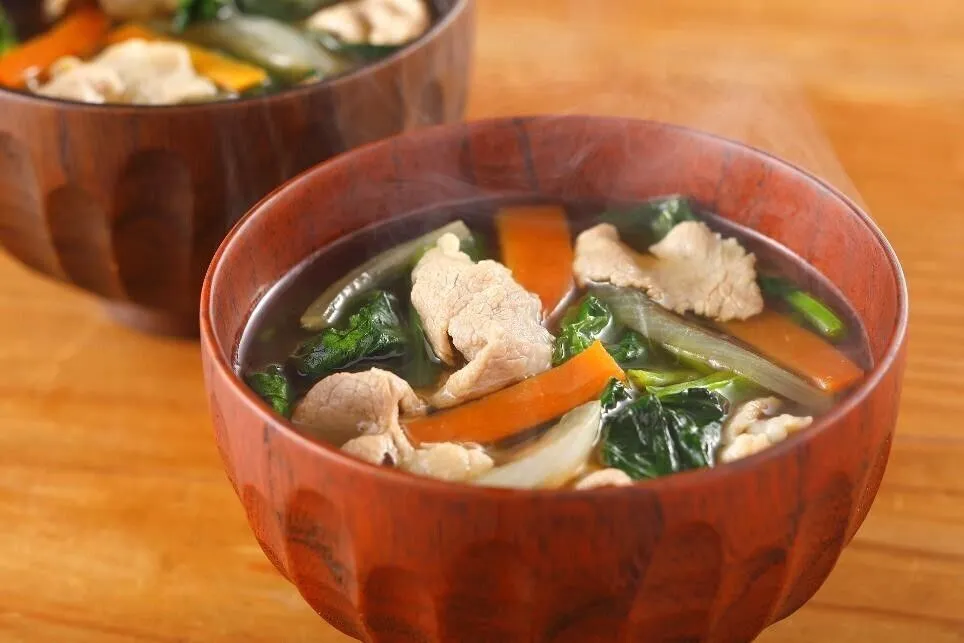 ほうれん草をざく切りにして最後に加え、ひと煮立ちさせる。