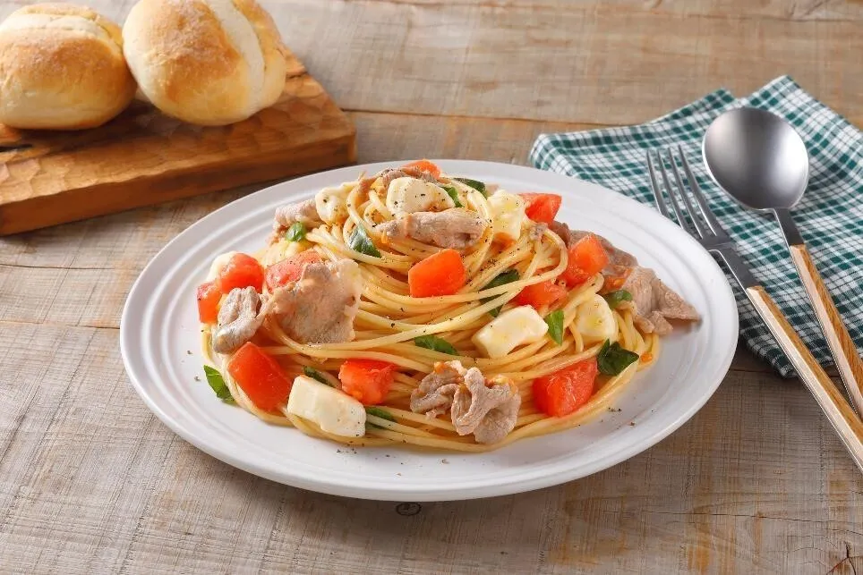 器に盛り、粗びき黒こしょうをふる。