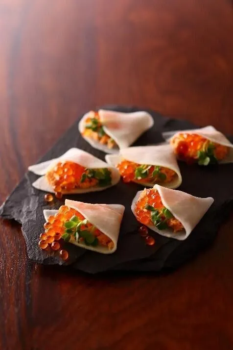 大根の片側に②といくら、かいわれ大根をのせ、折りたたんで器に盛る。