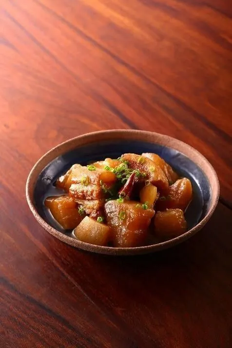 ②に①とBを加え、煮汁が少なくなるまでさらに約40分煮る。器に盛り、青ねぎを散らす。