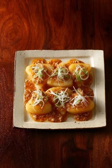 残った煮汁を煮立て、白ねぎのみじん切りを加え、水溶き片栗粉でとろみをつけ、酢を回し入れてひと混ぜする。③にかけ、白髪ねぎをのせる。