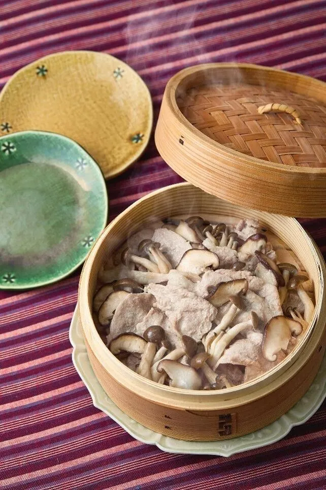 ごま油を加えて全体を絡め、青ねぎの小口切りを散らす。