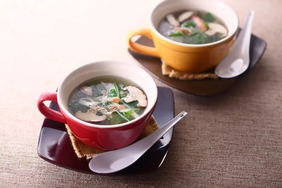 ふんわりラップをかけ、電子レンジ（600W）で約3分加熱し、粗びき黒こしょうをふる。