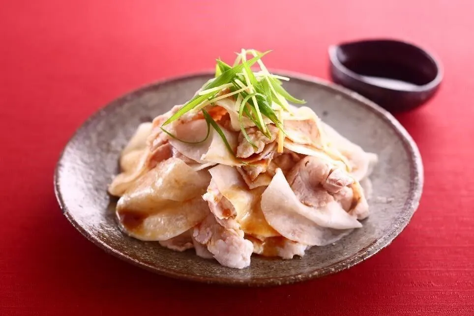 器に盛り、しょうがと青ねぎをのせ、ぽん酢をかける。