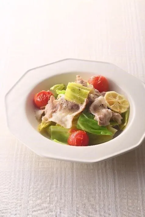 Aをまわしかけ、蓋をして中火で約8分蒸す。豚肉に火が通ったらサッと混ぜ合わせて器に盛る。