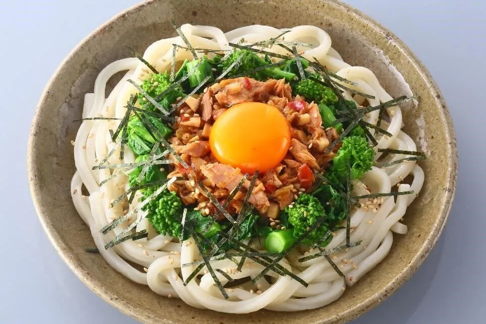 器にゆでたうどん、①、③を盛り、卵黄をのせ、ごまとのりを散らす。