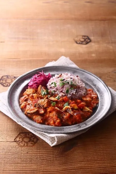 器に雑穀ご飯を盛って③をかけ、イタリアンパセリを散らす。