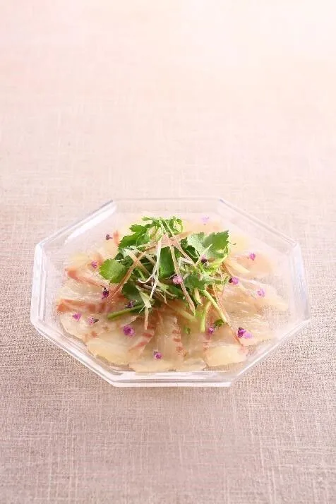 器に盛り、香味野菜をのせる。