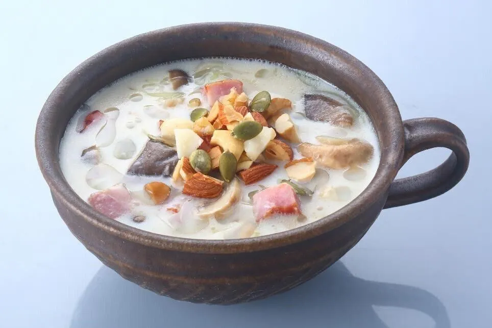 器に盛り、アマ二油をかけ、ミックスナッツとかぼちゃの種を散らす。