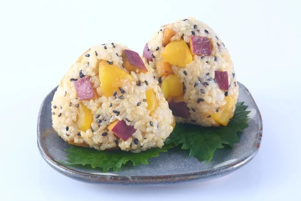 ボウルにご飯、②、ごま、えごま油を入れて混ぜ合わせ、4等分にして三角に握る。