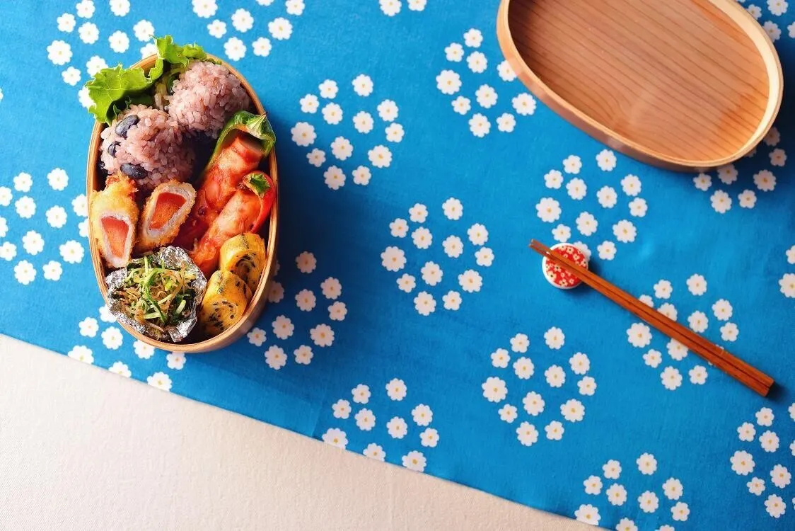 カリッとしたら水菜を加え、塩、こしょう、しょうゆで調味する。