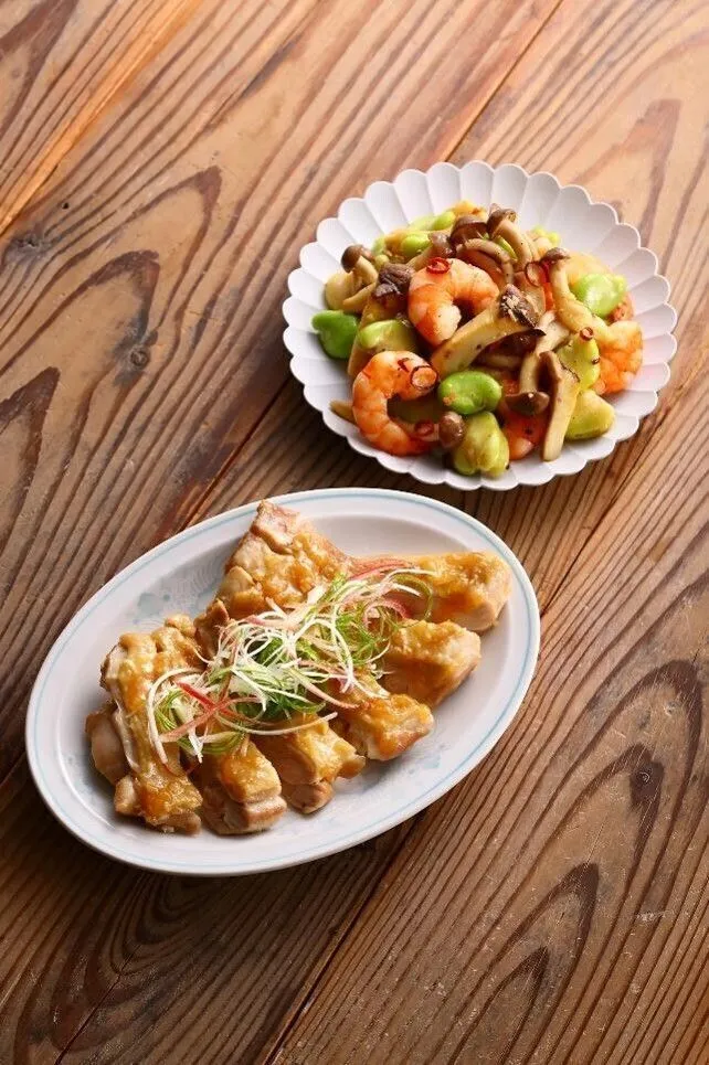 フライパンにAを熱し、香りが出たらえび、エリンギ、しめじを炒める。火が通ったらそら豆を加えて炒め合わせ、Bで調味する。