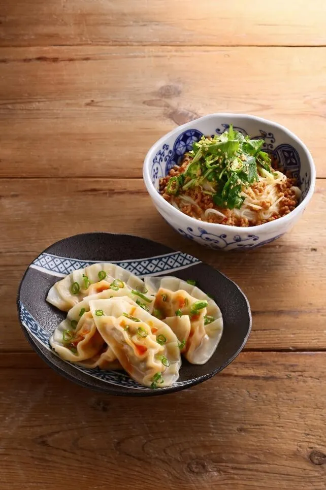 器に④を盛り、青ねぎを散らす。お好みでラー油をかけていただく。