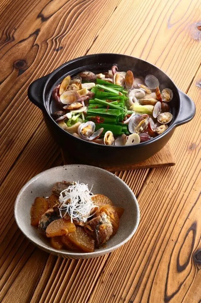 土鍋にAを煮立て、玉ねぎ、にんにくを入れる。再び煮立ったら、いか、キャベツ、油揚げを入れて煮る。火が通ってきたら、にらとあさりを加えて赤唐辛子を散らし、サッと煮る。