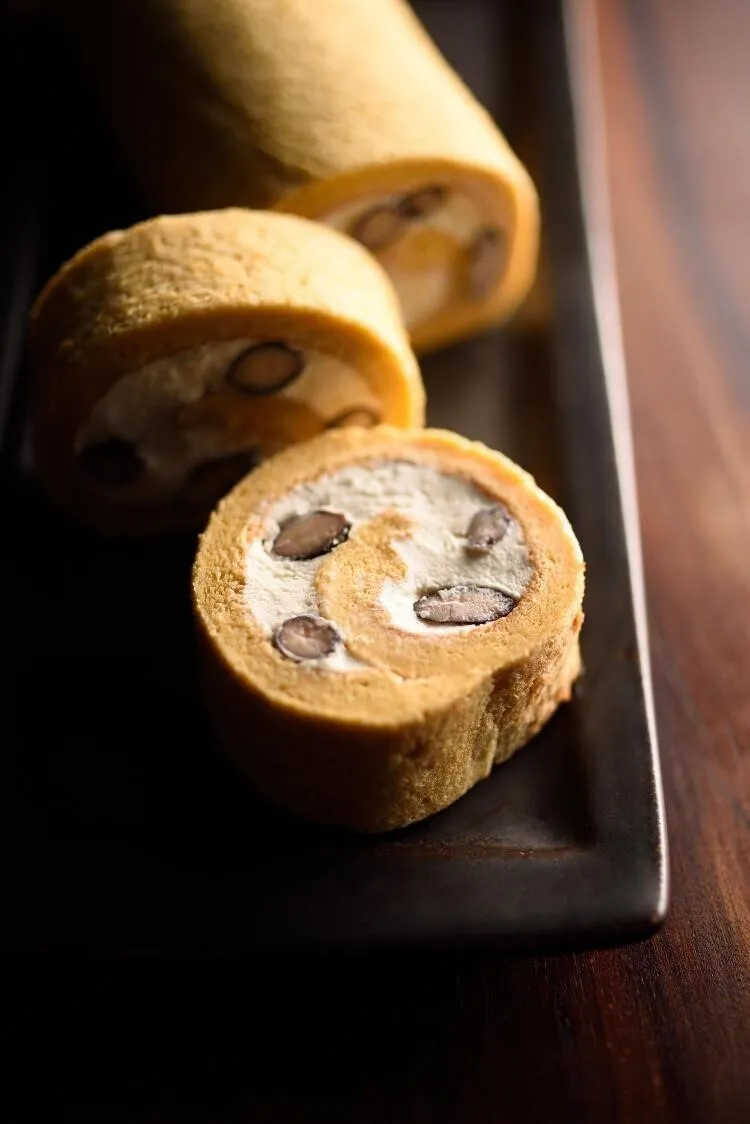 ⑥に八分立てにしたCをぬり、汁気をきった②を散らして手前から巻く。巻き終わりを下にして、冷蔵庫で冷やす。