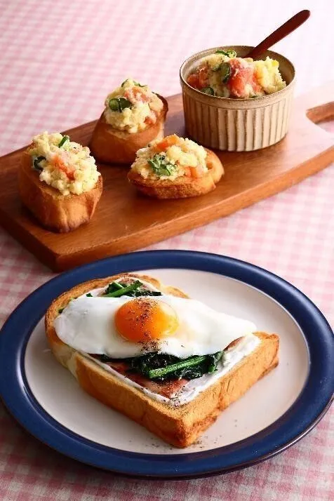 食パンはトースターで焼き色がつくまで焼き、①をぬって②をのせ、粗びき黒こしょうをふる。