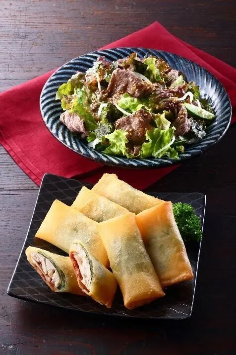 器に②、①を盛り、味付けのりをちぎって散らし、③をかける。