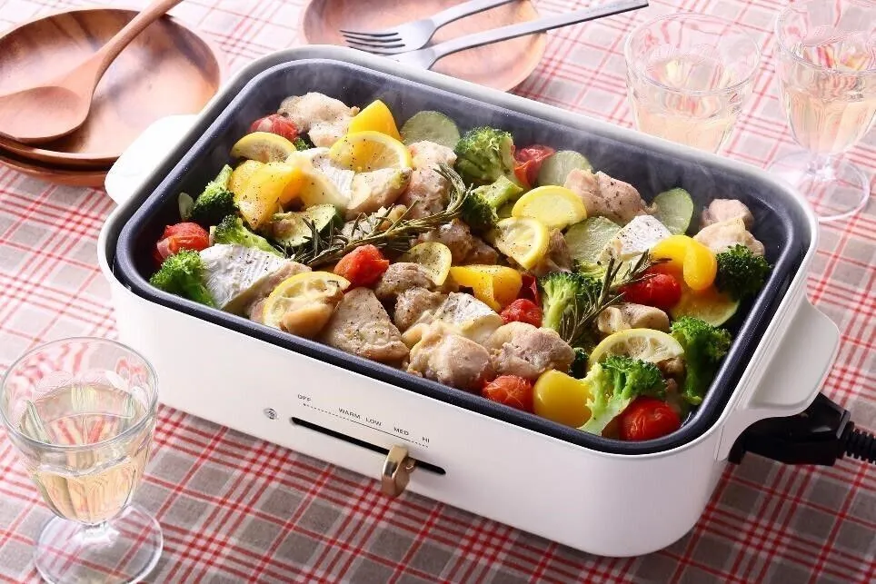 ホットプレートに②を広げ入れて蓋をし、高温で約5分加熱し、鶏肉は裏返す。③を加えてさらに約3分加熱し、火を通す。