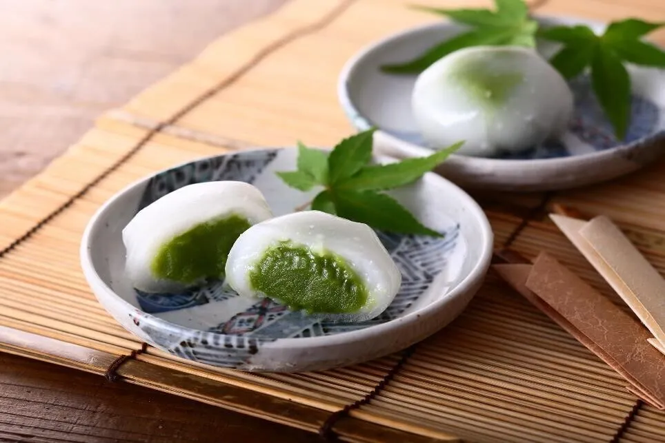 ラップに④の1/8量を置き、手に水をつけて広げる。②をのせて茶巾しぼりにし、輪ゴムなどで留める。同様にして計8個作り、冷水で冷やす。