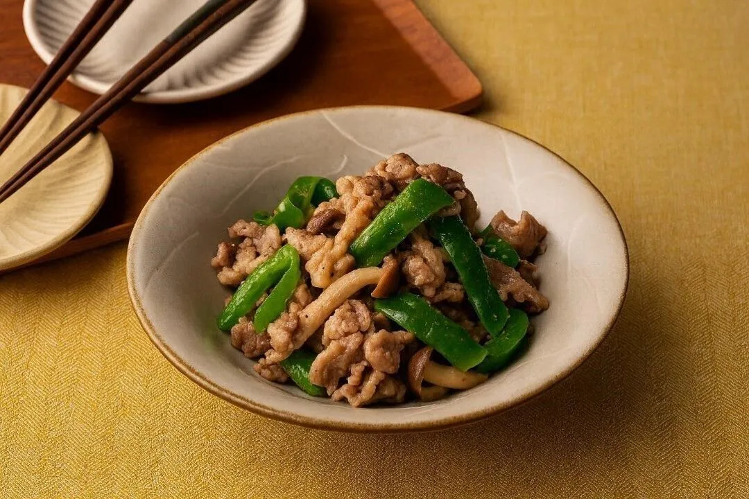 肉の色が変わったらしめじ、ピーマンを加え、鶏がらとこしょうで味を調える。