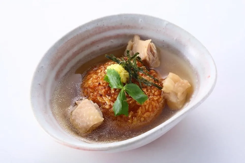 焼おにぎりは袋の表示通りにレンジ加熱し、器に盛る。②をかけ、しょうが、みつ葉、のりをのせる。