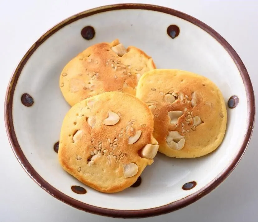 フライパンを熱し、②を直径約4cmの円形に薄く落とし入れ、①、白ごまをのせる。焼き色がついたら上下を返し、へらでしっかりと押さえてこんがりと焼く。