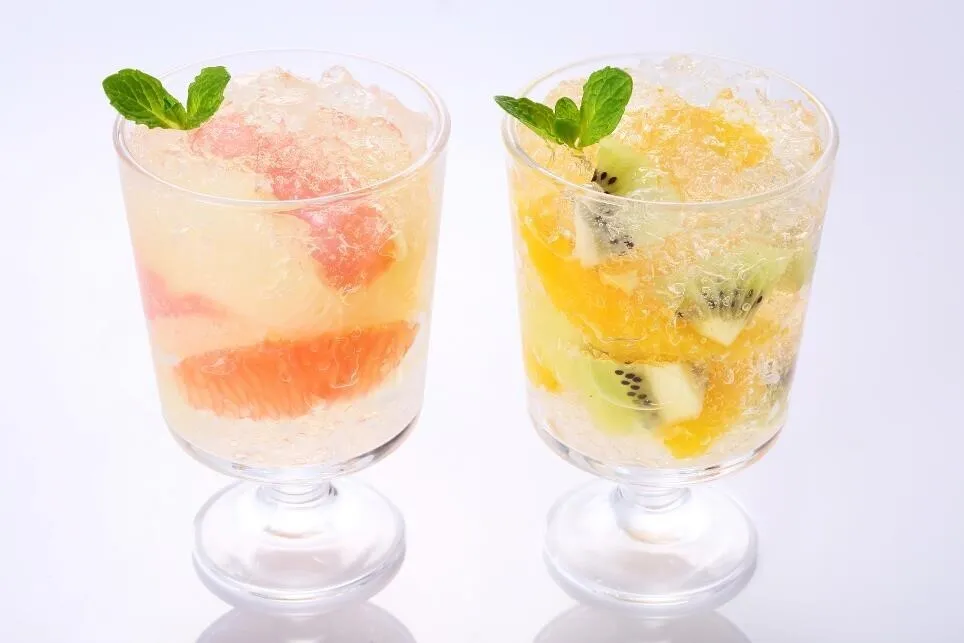③をフォークなどでくずし、グラスにフルーツとともに入れてミントを添える。