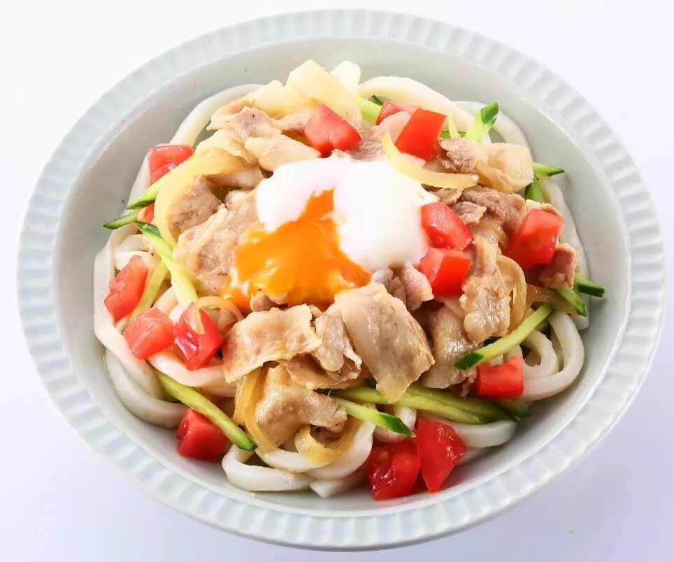 ③にきゅうり、トマト、②、温泉卵をのせる。