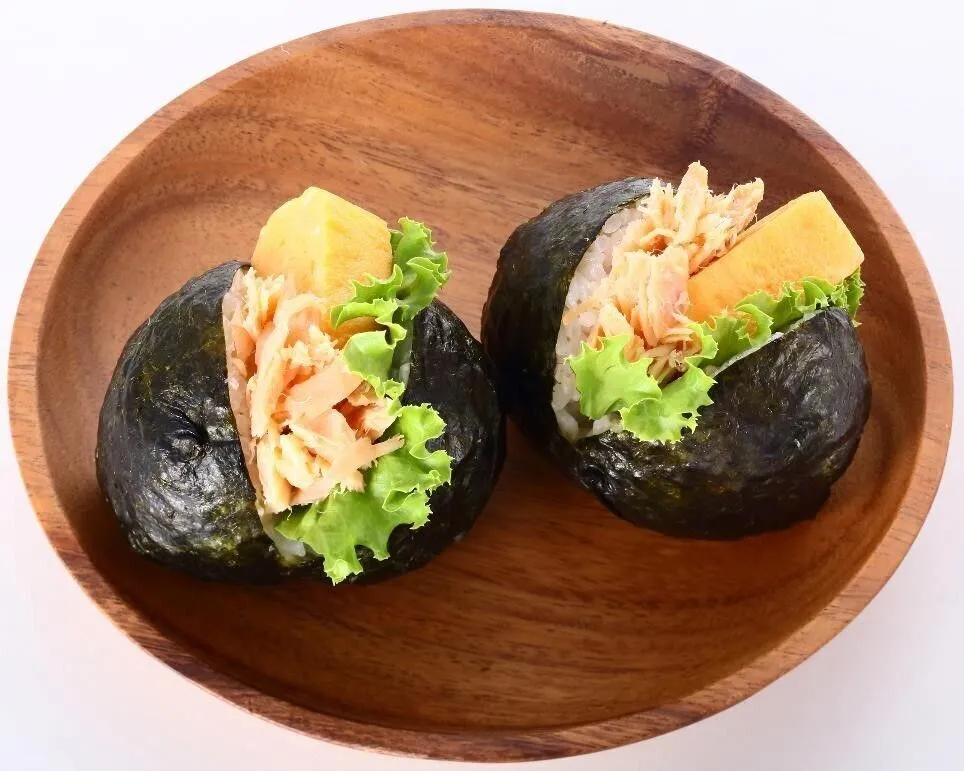 ①の中央に切り込みを入れ、リーフレタス、卵焼き、鮭フレークをはさむ。