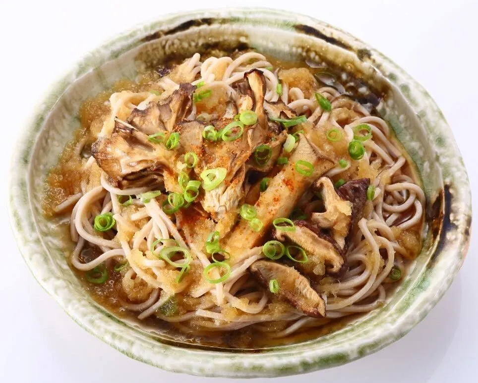 そばはゆでて流水で洗い、ザルに上げて器に盛る。②をのせて混ぜ合わせたAをかけ、青ねぎを散らして一味唐辛子をふる。