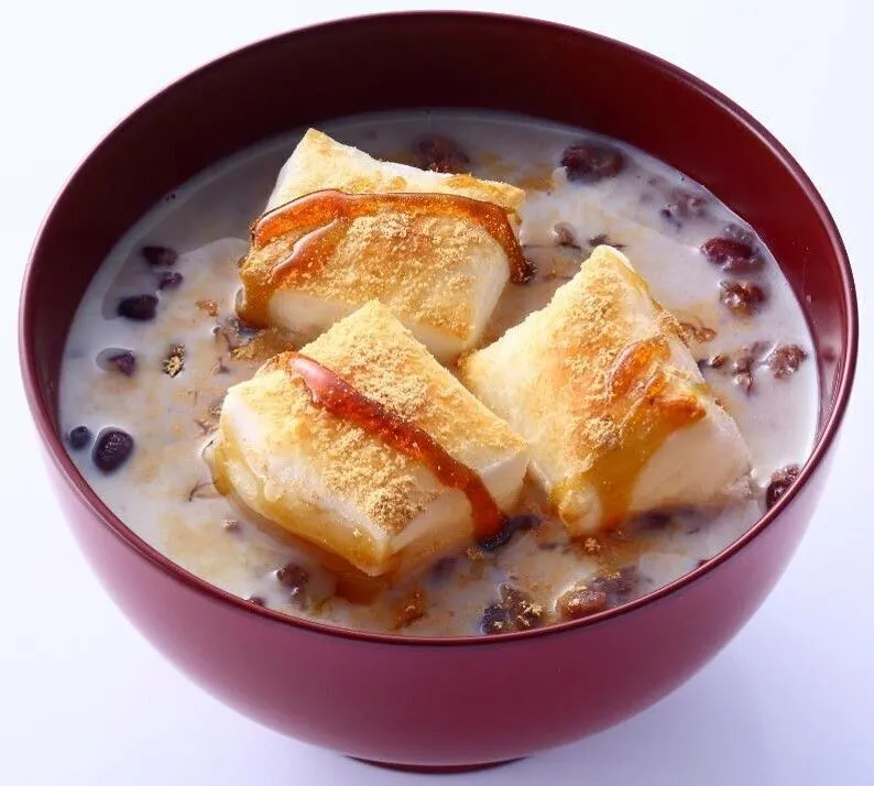 器に①を入れて②を注ぎ、きな粉をふって黒蜜をかける。