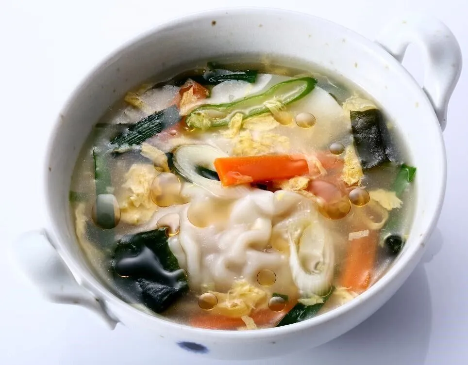 たまごスープ、おろししょうがを加えて混ぜ、器によそってごま油を回しかける。