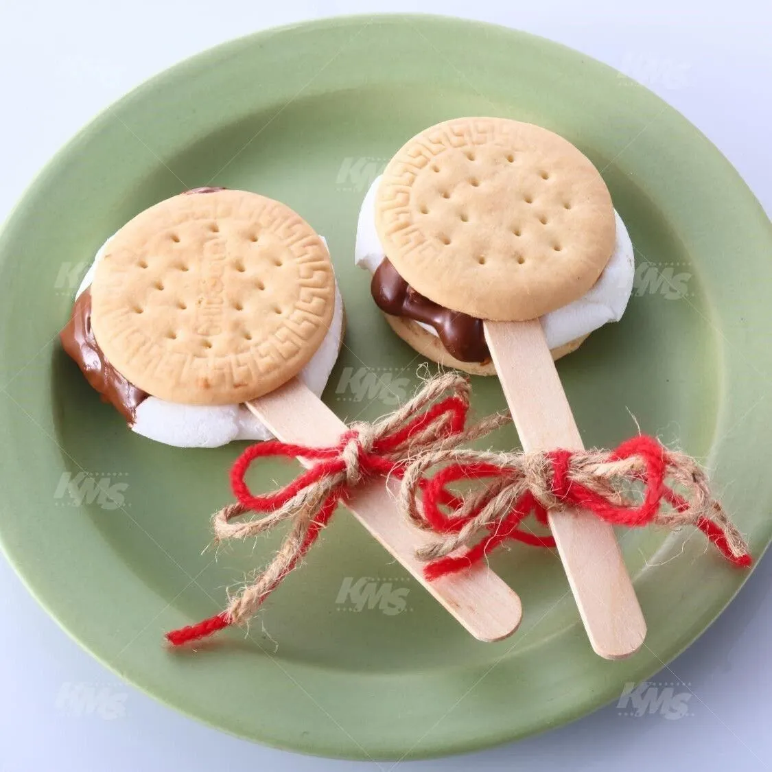 棒をのせてもう1枚のビスケットをのせてくっつける。同様にして合計4個作る。