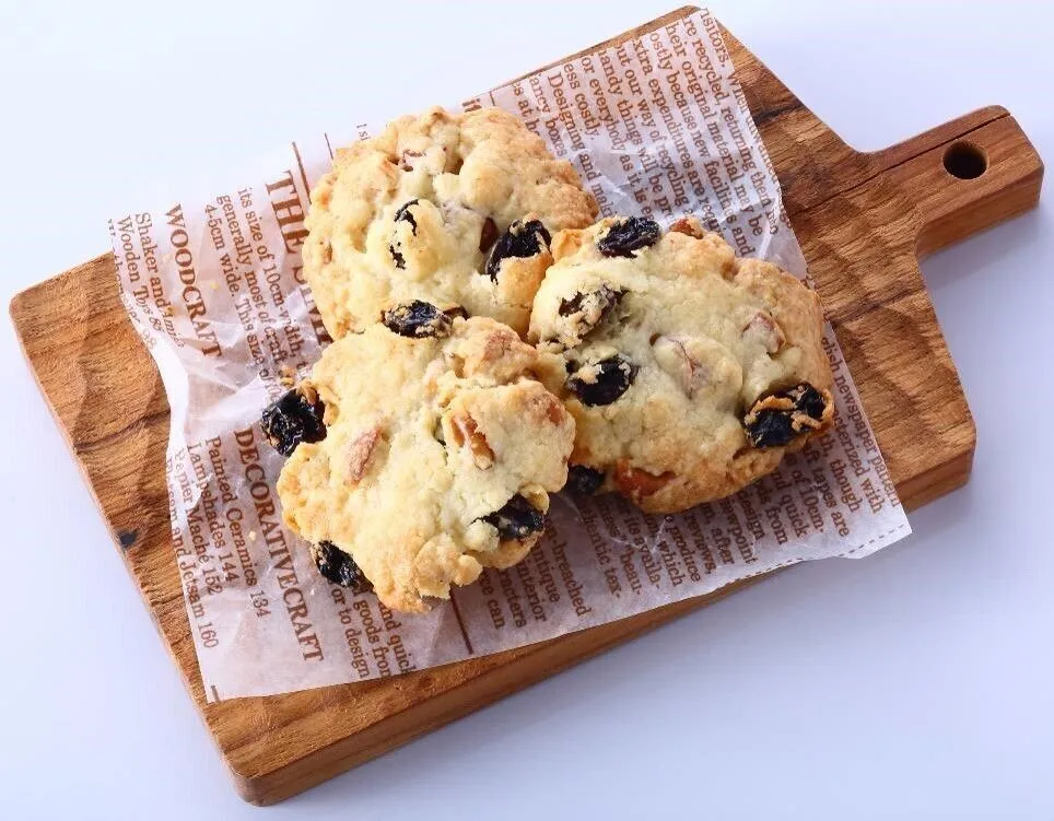 1/12量ずつ丸形に広げ、オーブンシートを敷いた天板にのせる。180度に予熱したオーブンで約15分焼く。