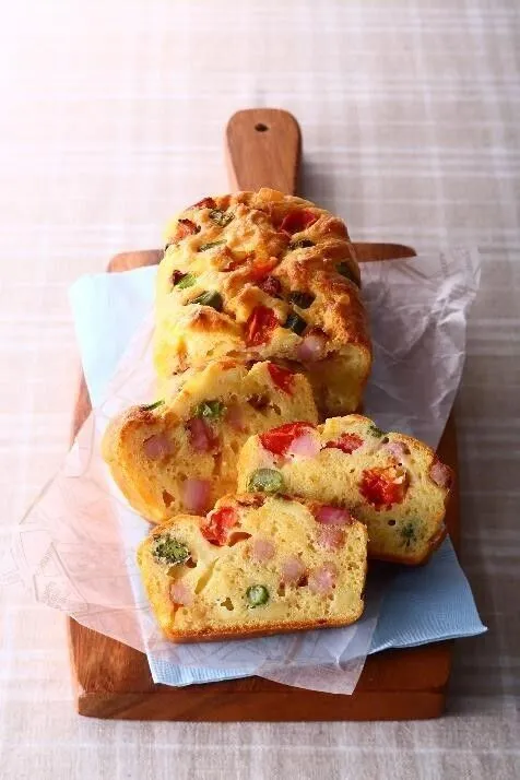 作ったパウンド型に③を流し入れ、オーブンで約35分、焼き色がつくまで焼く。