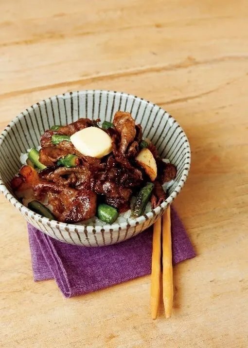 2分焼き、裏返して2分炒める。中央をあけてめんつゆを入れ、からめる。器にご飯、具、バターを盛る。