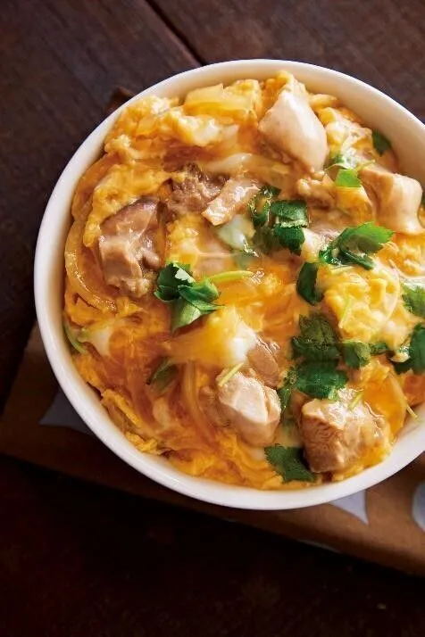 器にご飯を等分に盛る。2のフライパンを強めの中火にかけ、煮立ったら1つのボールの溶き卵の1/2量をフライパンの中心から流し入れてひと混ぜし、半熟状になるまで20～30秒加熱する。残りの溶き卵を中央から流し入れてひと混ぜし、三つ葉の1/2量を散らして火を止める。ふたをして1分蒸らし、ご飯にのせる。残りも同様に作る。