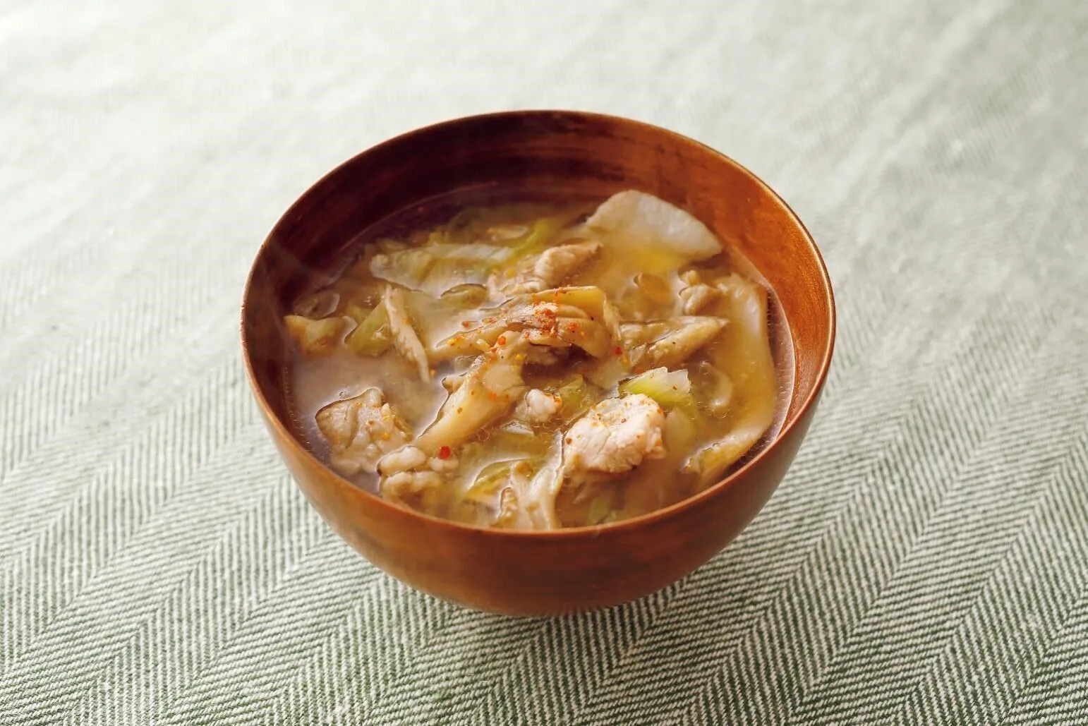 みそを加えて溶かす。器に盛り、七味唐辛子をふる。