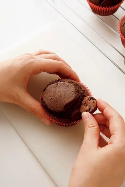 マフィンの耳の位置にナイフなどで切り込みを入れ、クッキーの厚みに合わせてくぼみを作る。クッキーをしっかりはまるまで押し込んで入れる。

（画像：クッキーを入れる。）