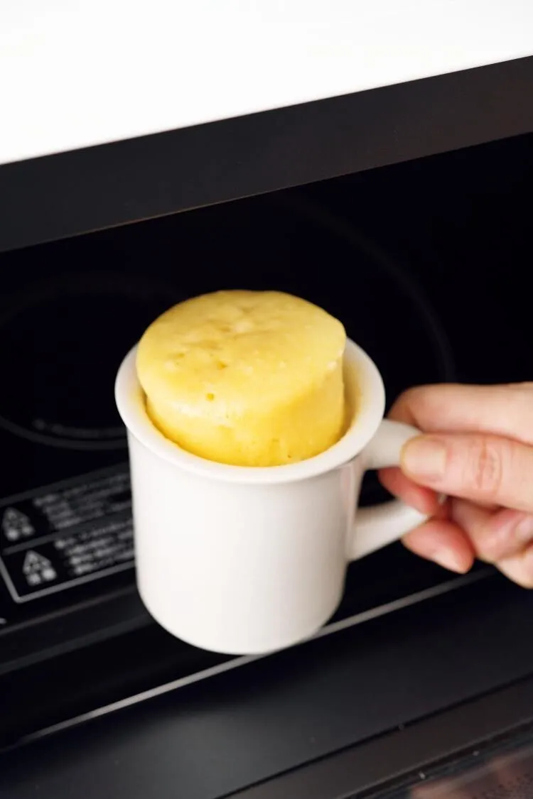 1をラップをかけずに電子レンジに入れ、1分30秒加熱する。生地の端が生っぽい場合は、様子を見ながら10秒ずつ加熱する。

（画像：様子を見ながら10秒ずつ加熱する。）