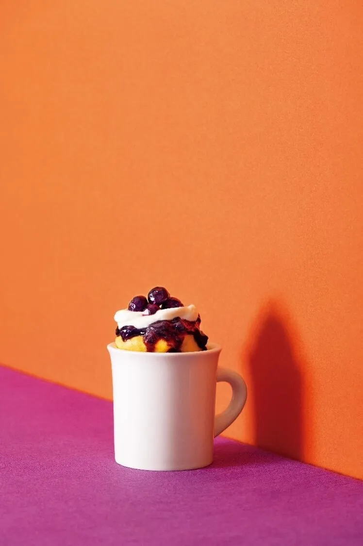 ボールにホイップクリームの材料を入れ、泡立て器で七～八分立てに泡立てる（泡立て器ですくい上げると、柔らかく角が立つ程度）。2の表面にブルーベリージャムを塗り、ホイップクリームとブルーベリーを順にのせる。