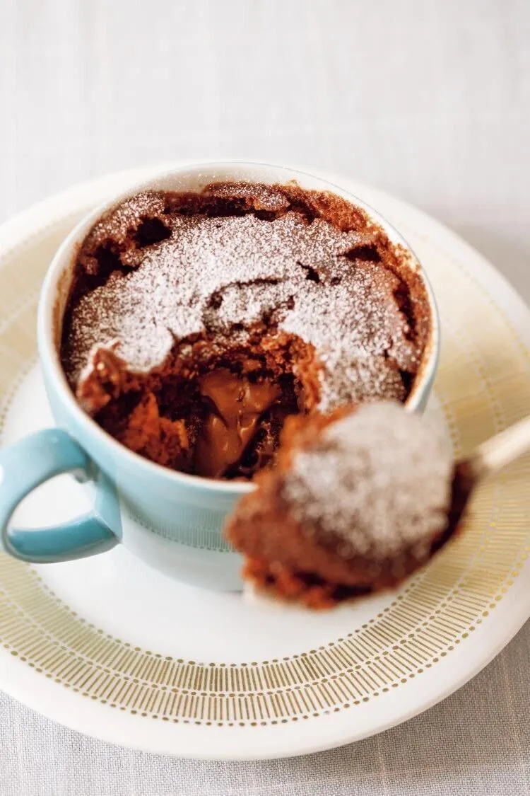 2をラップをかけずに電子レンジ（600W）で1分10秒加熱する。取り出し、茶こしで粉砂糖をふる。