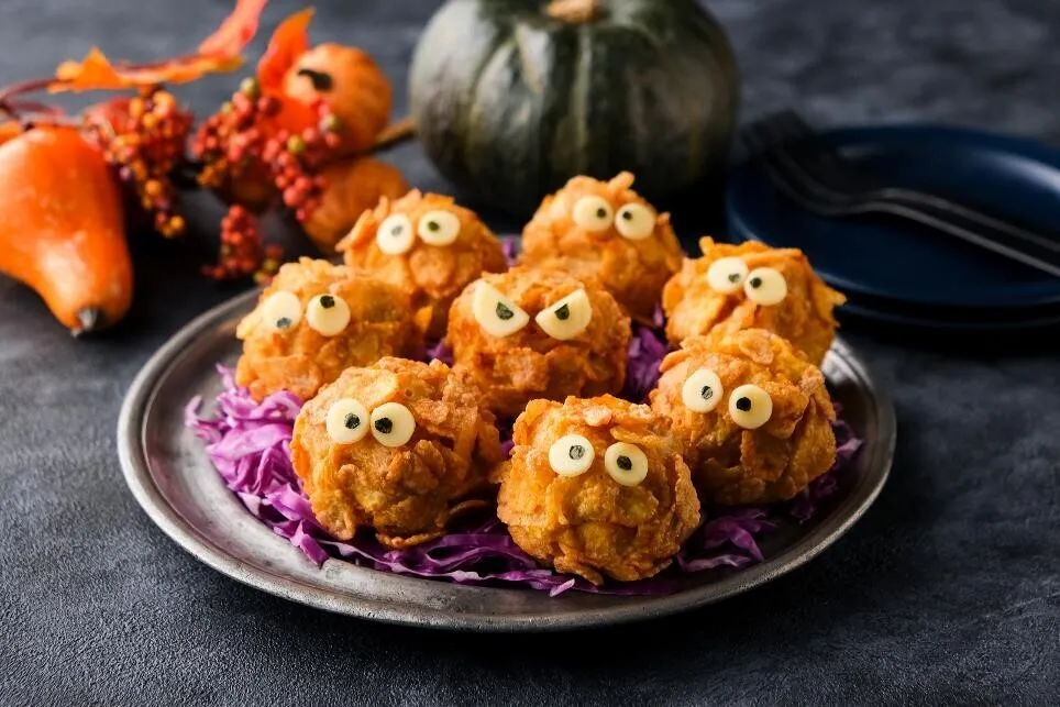 スライスチーズとのりで目を作り、③につける。