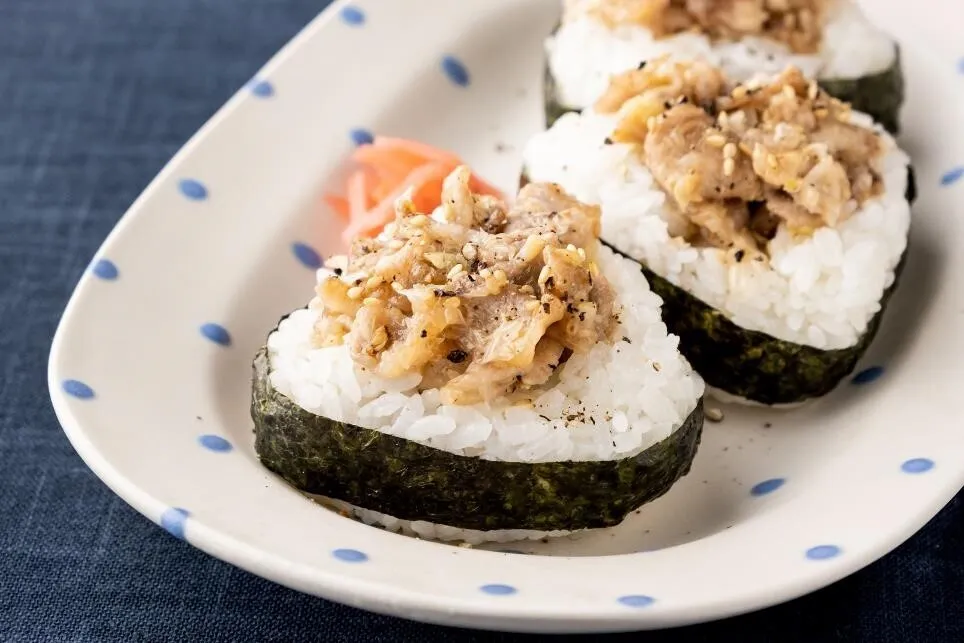 1/4量のご飯に1/4量の②をのせて包むように三角に握り、のりを巻く。同様にして合計4個作る。
