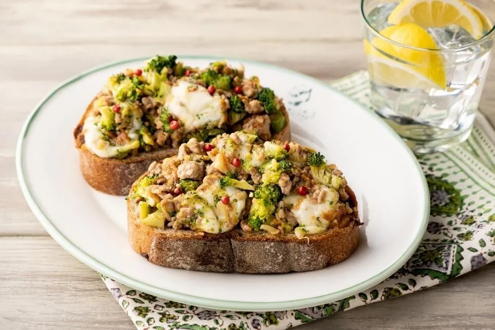 軽くトーストしたパンに②をのせ、ピンクペッパーを散らす。