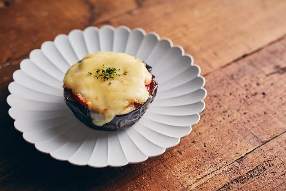 ②にピザソースをぬり、ベーコン、チーズをのせてトースターで約5分焼き、パセリをふる。