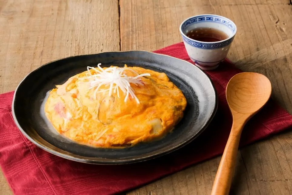 器に③を盛り、④をかけて白髪ねぎをのせる。これでシーフードカニ玉の完成です。