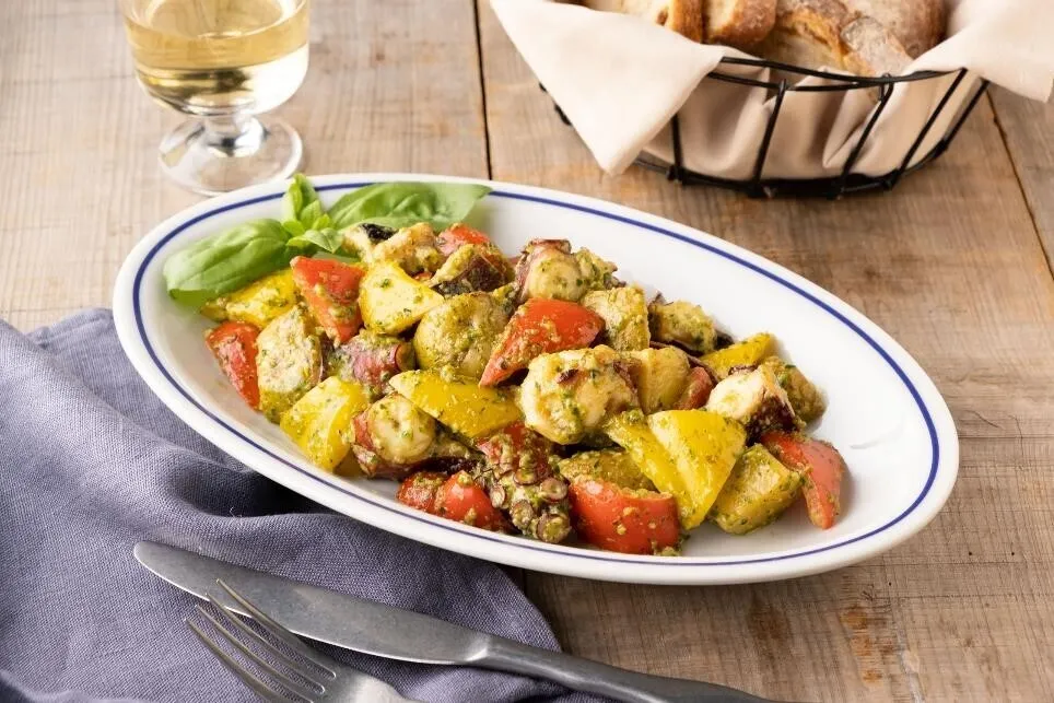 フライパンにオリーブ油を熱し、①を入れて炒める。火が通ったら②を加え、全体にからめる。