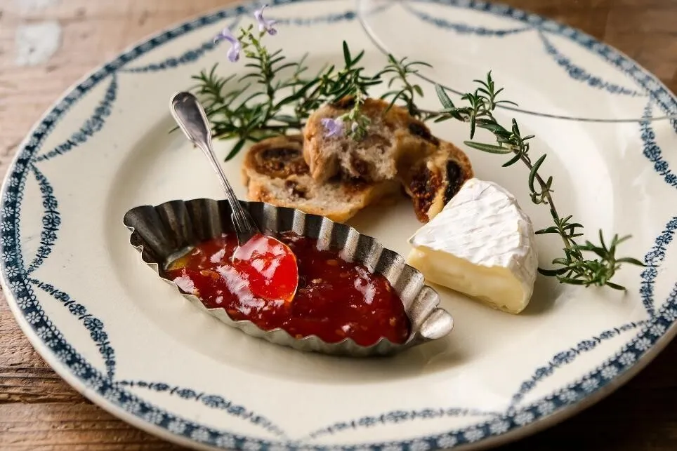 レモン汁、塩を加えて混ぜ、とろみがついてきたら火を止める。