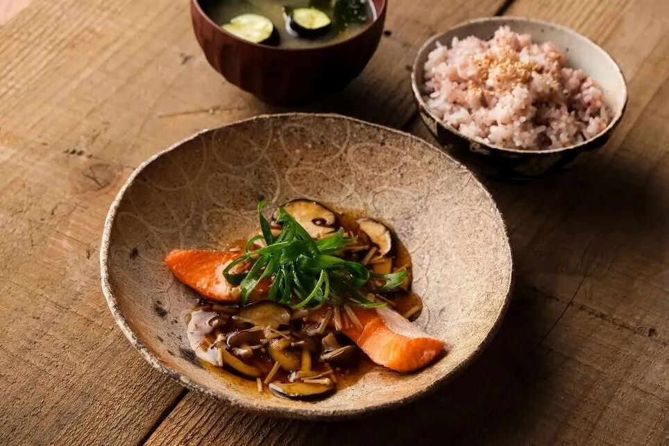 器に③を盛って④をかけ、斜め切りにした青ねぎをのせる。